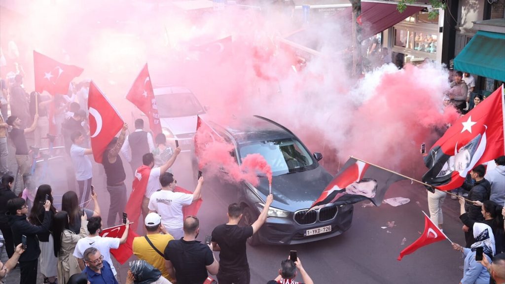 Belçika sokaklarında Cumhurbaşkanlığı seçim sonuçları kutlanıyor