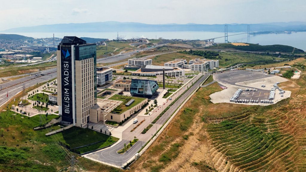 Bilişim Vadisi, gençlere desteğini sürdürüyor