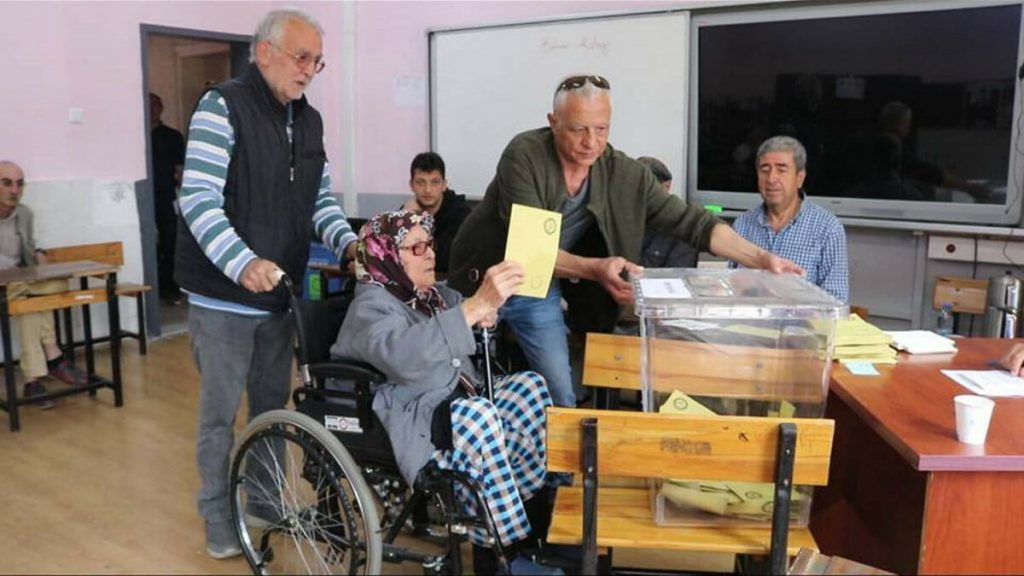 Çocukken Atatürk’ü gören kadın, sandığa gelerek görevini yerine getirdi