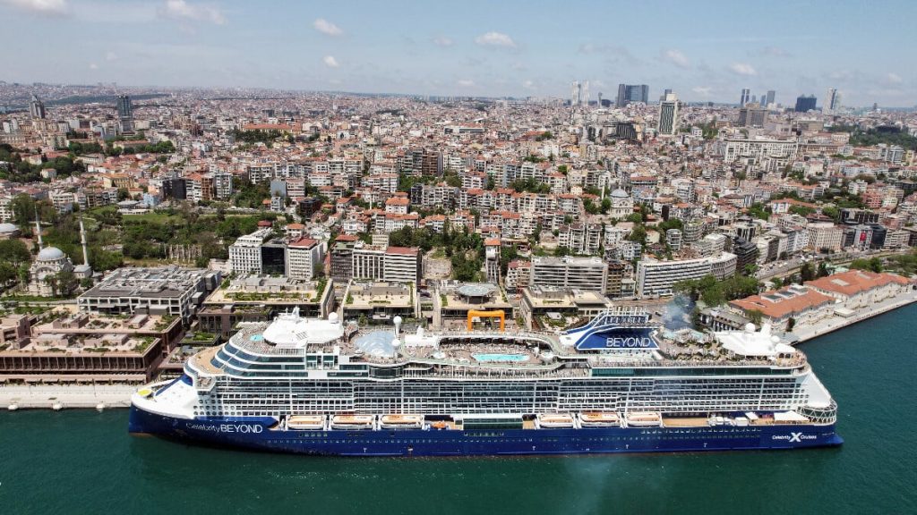 Dev kruvaziyerler İstanbul’da Galataport’a demirledi