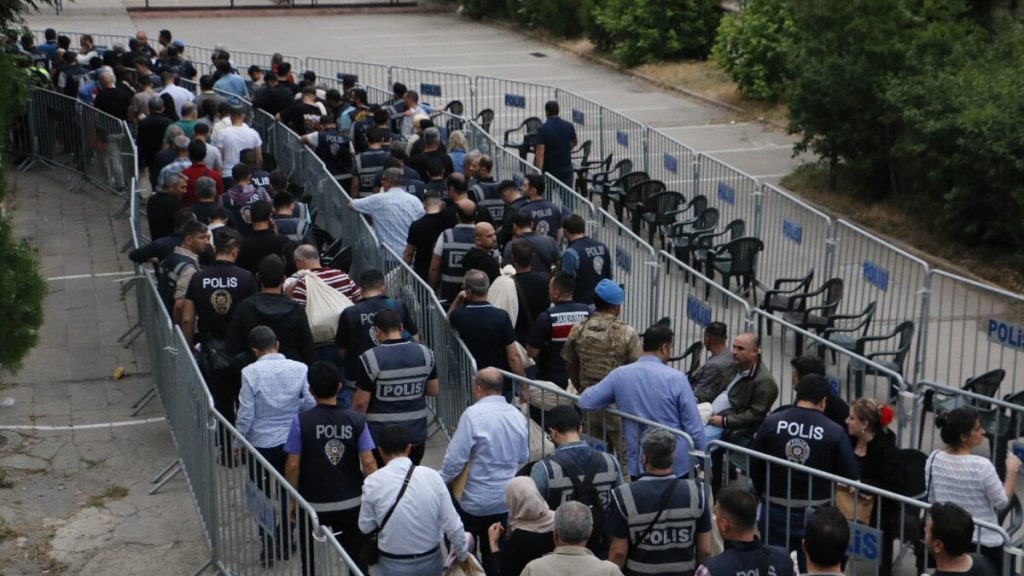 Diyarbakır’da İl Seçim Kurulu önünde metrelerce kuyruk oluştu