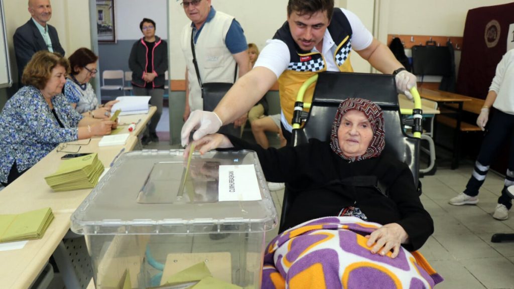 Edirne’de 91 yaşındaki nine oy kullanmaya tekerlekli sandalye ile getirildi