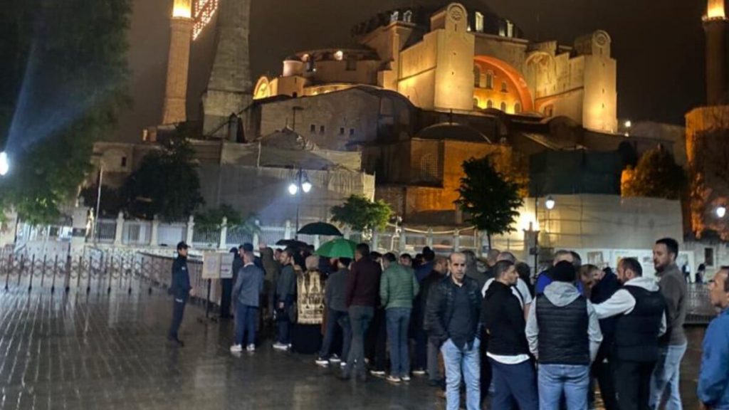 Erdoğan’ın zaferi sonrası Ayasofya’da uzun kuyruklar oluştu