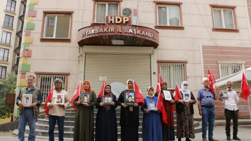 Evlat nöbetindeki ailelerden Cumhurbaşkanı Erdoğan’a tebrik: Bay bay Kemal’e tekrar bay bay dedik