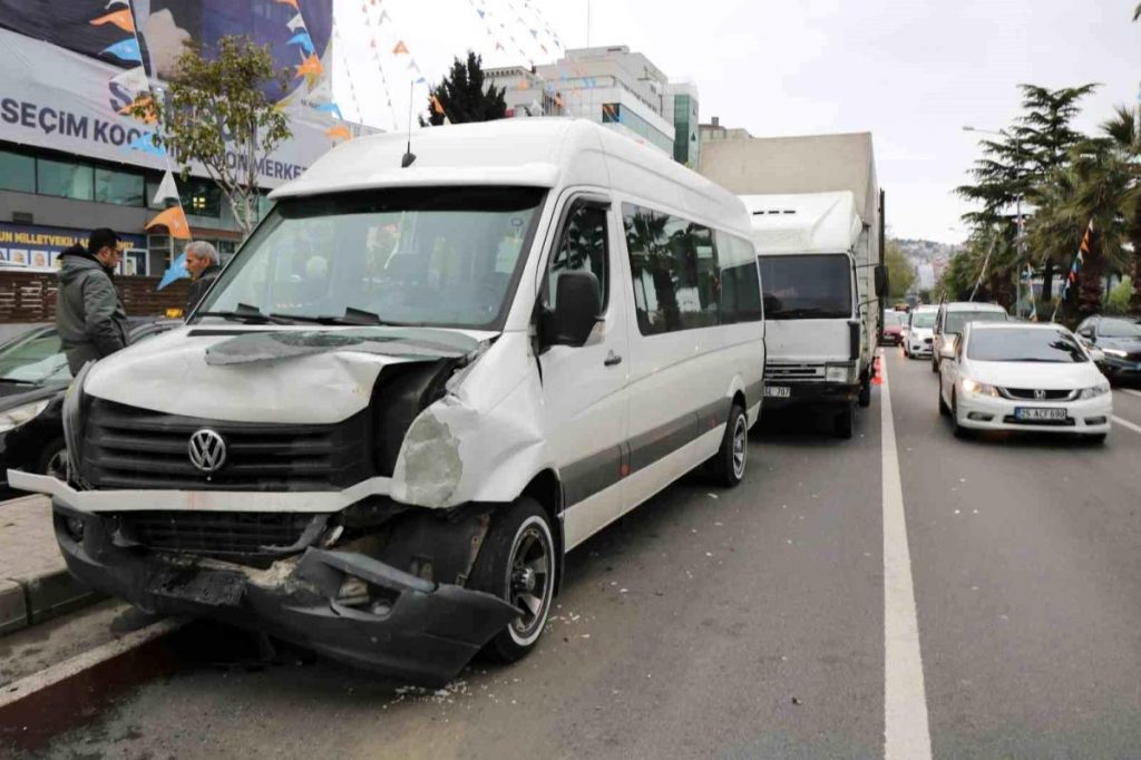Freni boşalan kamyon ışıkta bekleyen 5 araca çarptı: 1 yaralı