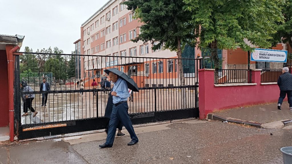 Gaziantep’te oy verme işlemi yağmur altında başladı