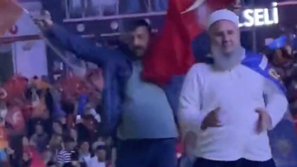 Güngören’de yaşlı amcanın seçim dansı beğeni topladı