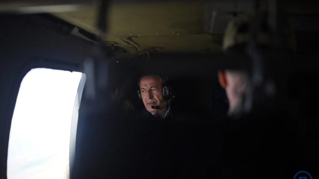 Hulusi Akar: Kendine güvenen varsa yasa dışı geçişi denesin