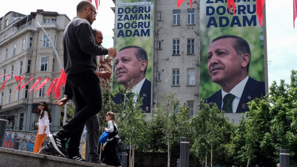 İstanbul’un cadde ve meydanlarında afişlerin yarışı