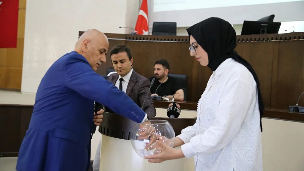 Kahramanmaraş’ta geçici esnaf çarşısında 135 iş yeri, sahiplerine teslim edildi
