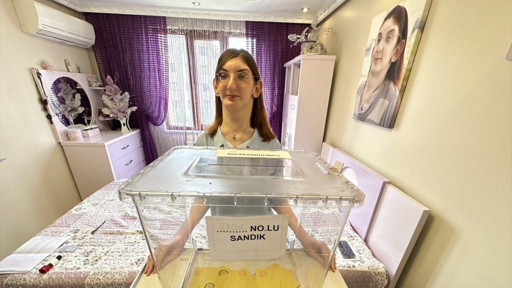Karabük’te dünyanın en uzun boylu kadını evinde oy verdi