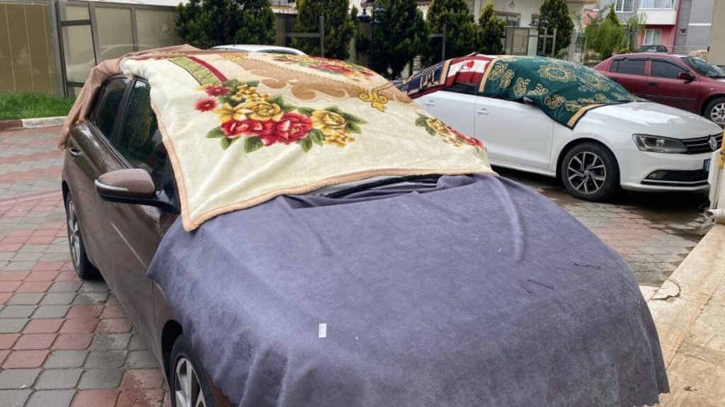 Kastamonu’da yağmur uyarısının ardından araçlar battaniye ve halılarla korundu