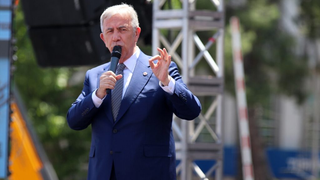 Mansur Yavaş’ın Adana mitinginde HDP bayrağı sallandı