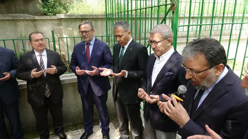 Necip Fazıl Kısakürek vefatının 40. yılında kabri başında anıldı