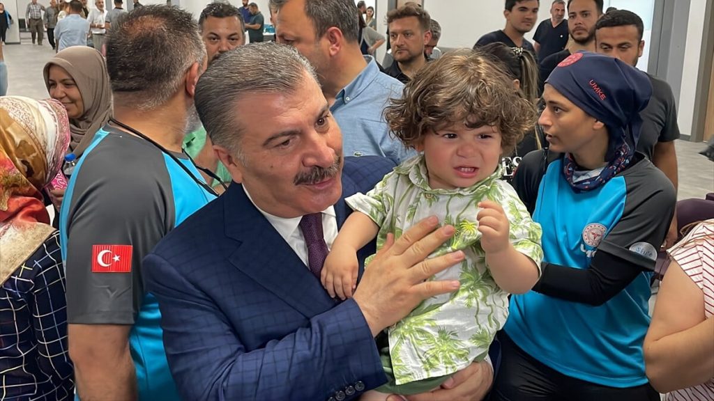 Sağlık Bakanı Koca, Defne Devlet Hastanesi’ni ziyaret etti