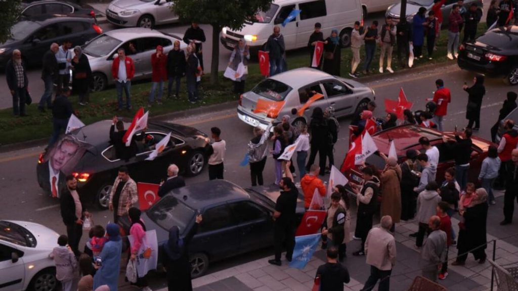 Sakarya’da vatandaşlar 7’den 70’e sokağa dökülüp seçim zaferini kutladı