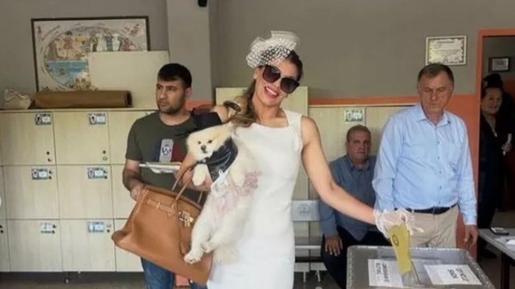 Şarkıcı Hatice, bu yıl da sandık başına değişik bir kombinle gitti