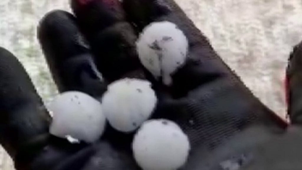 Sivas’ta ceviz büyüklüğünde dolu yağdı