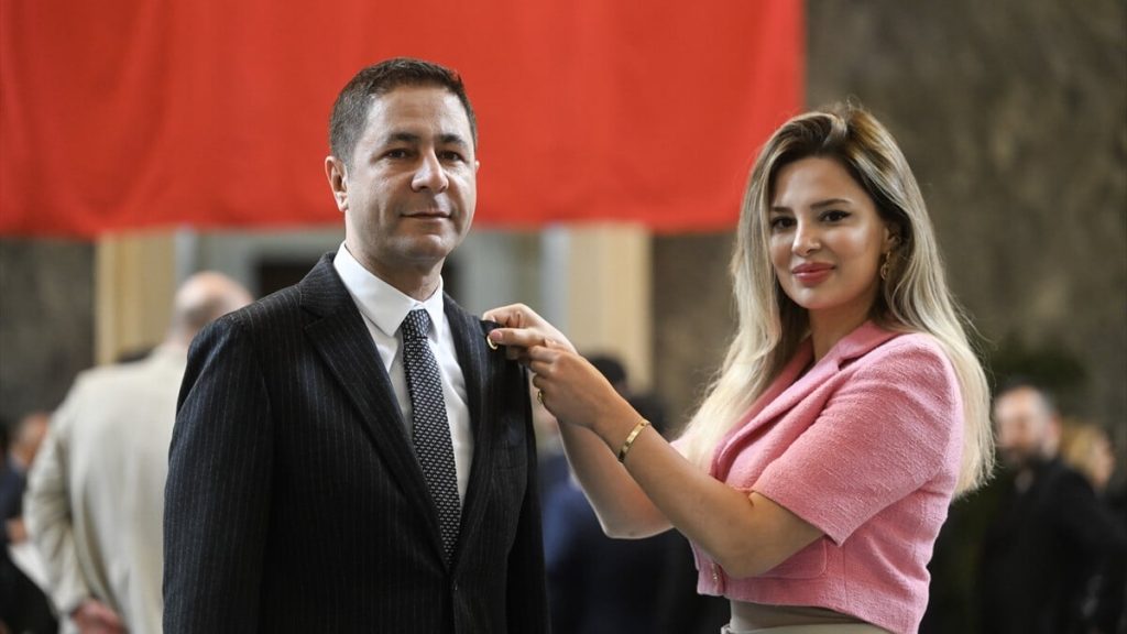 2 Haziran yemin töreni öncesinde milletvekilleri kayıtlarını yaptırıyor