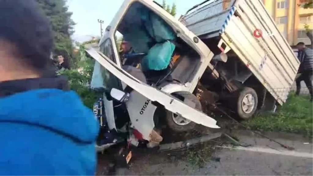 Ağaca çarpan kamyonet ikiye bölündü: 2 yaralı