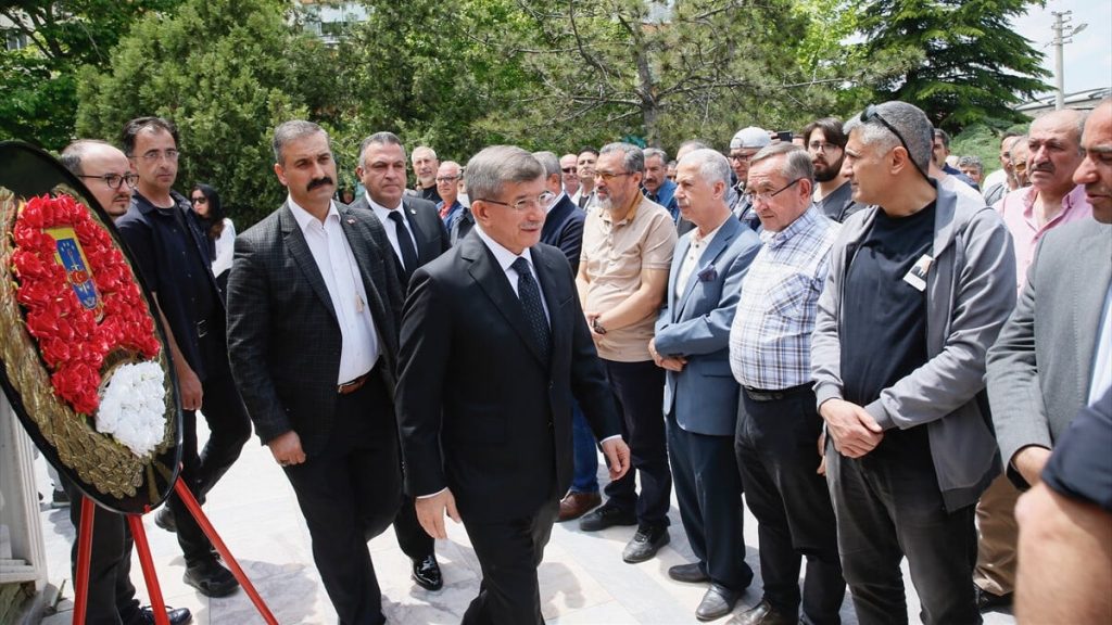 Ahmet Davutoğlu, Eskişehir’de cenaze törenlerine katıldı