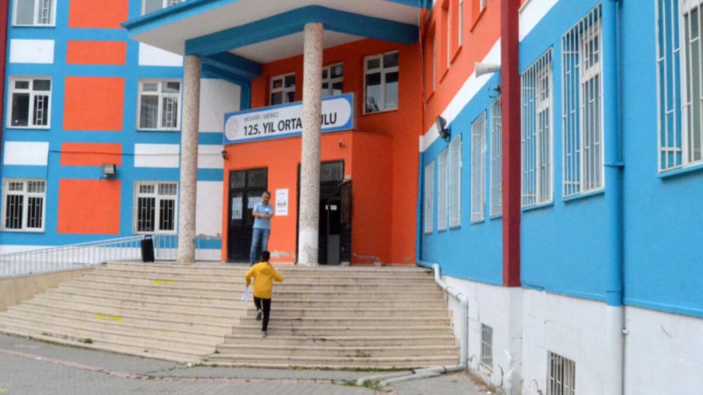 Aksaray’da LGS sınavına giderken kimliğini düşürdü! Polis imdadına yetişti