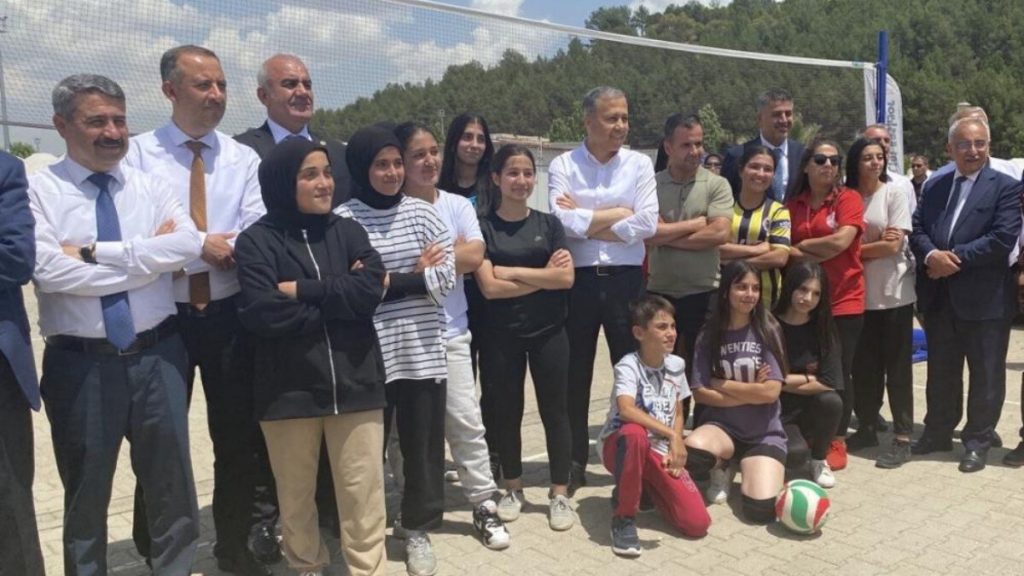 Ali Yerlikaya, Adıyaman’da depremzede gençlerle bir araya geldi