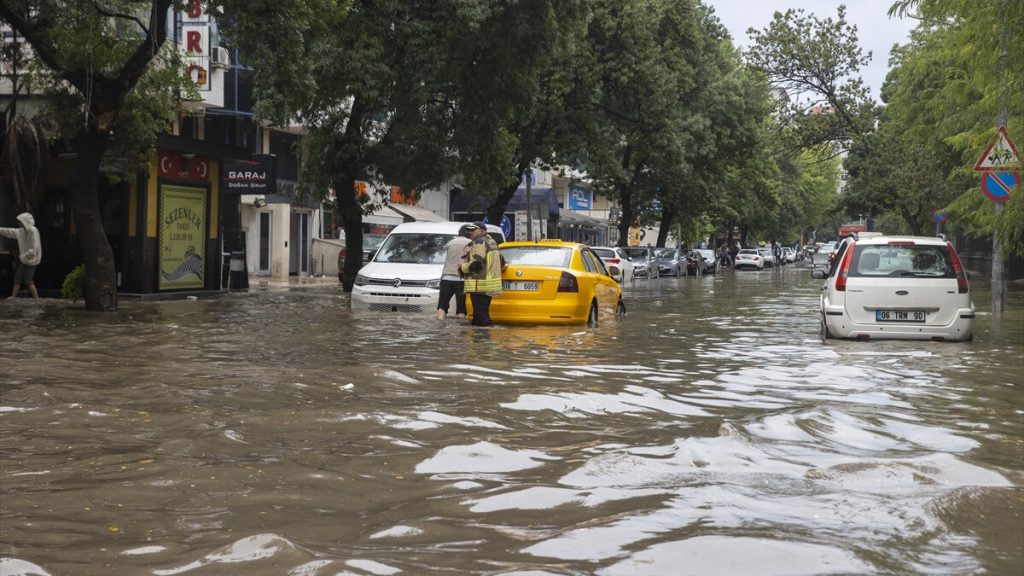 Ankara’da sağanak hayatı felç etti: Su taşkınları sıradanlaştı