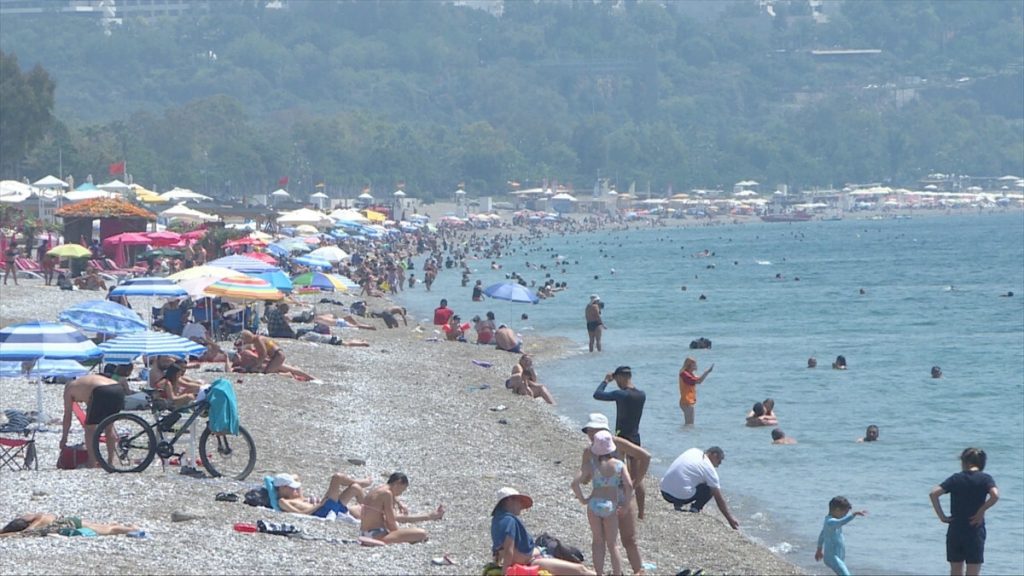 Antalya’da güneşli havayı fırsat bilenler sahilleri doldurdu