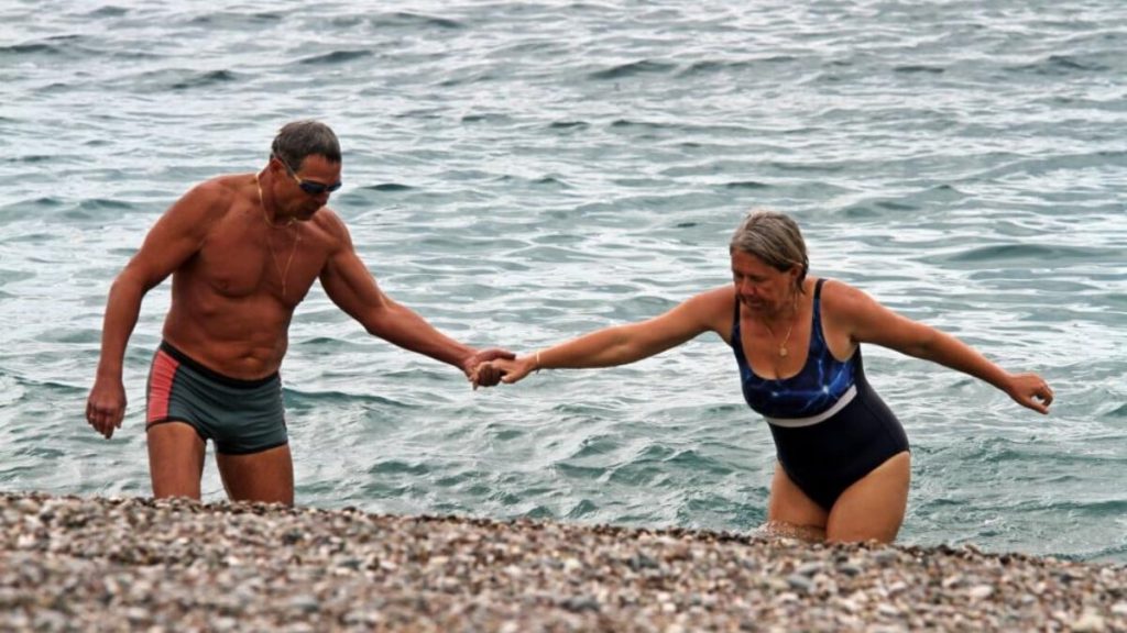 Antalyalılar dünkü yağmurun ardından bugün sahile akın ettiler