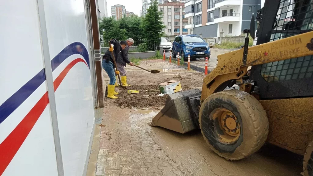 Atakum Belediyesi Yağışın Ardından Sel İzlerini Temizliyor