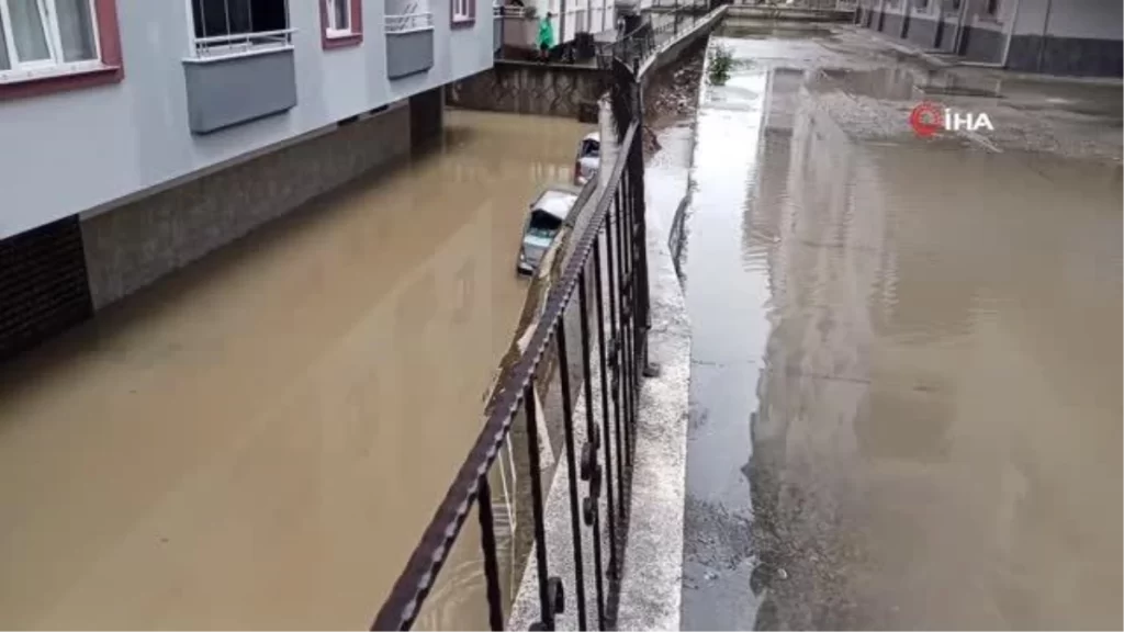 Atakum’da Bodrum Katları Su Bastı, İstinat Duvarı Yıkıldı
