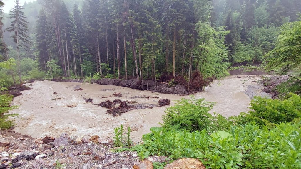 Bolu’da sağanak: Dereler taştı, Abant yolunda göçükler oluştu