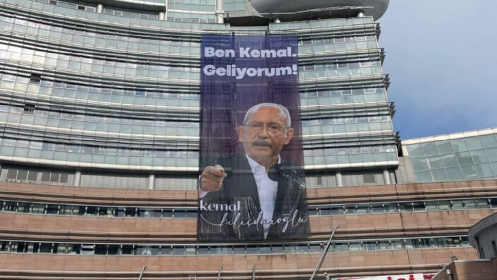 CHP, ‘Ben Kemal, geliyorum’ afişini indirdi