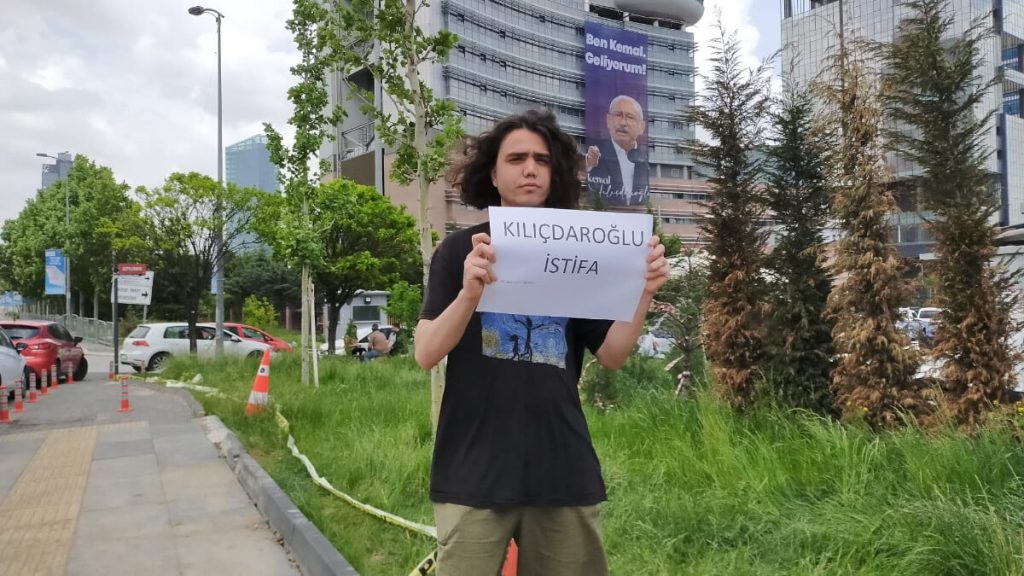 CHP binası önünde gençlerden Kılıçdaroğlu’na istifa çağrısı
