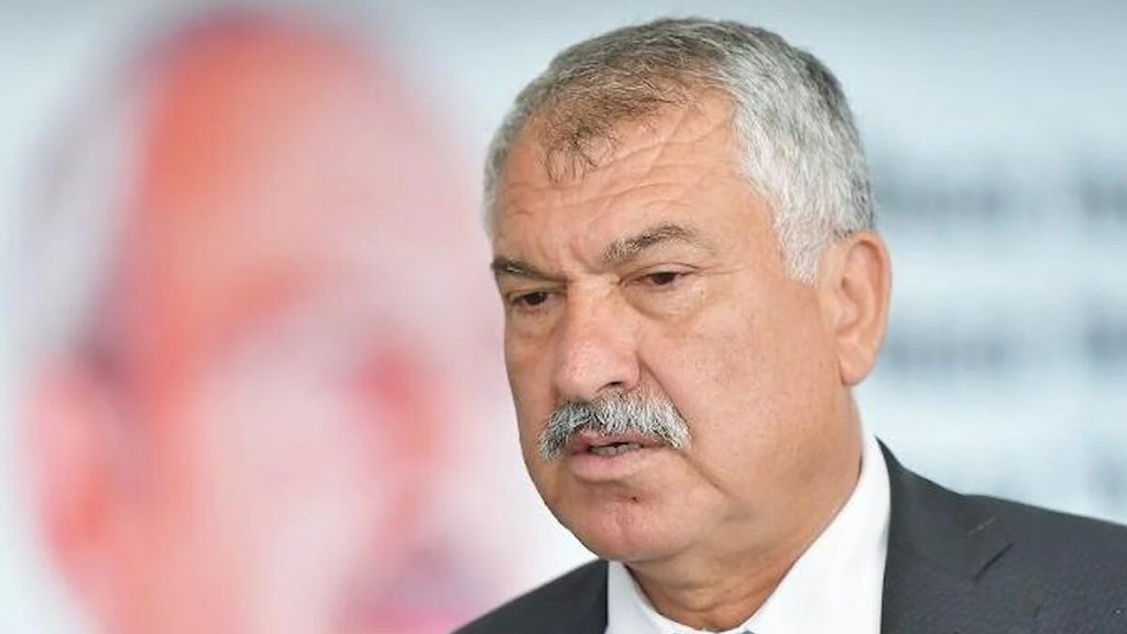 CHP’li Adana Büyükşehir Belediye Başkanı Zeydan Karalar, kürsüye çağırdığı partiliyi tokatladı