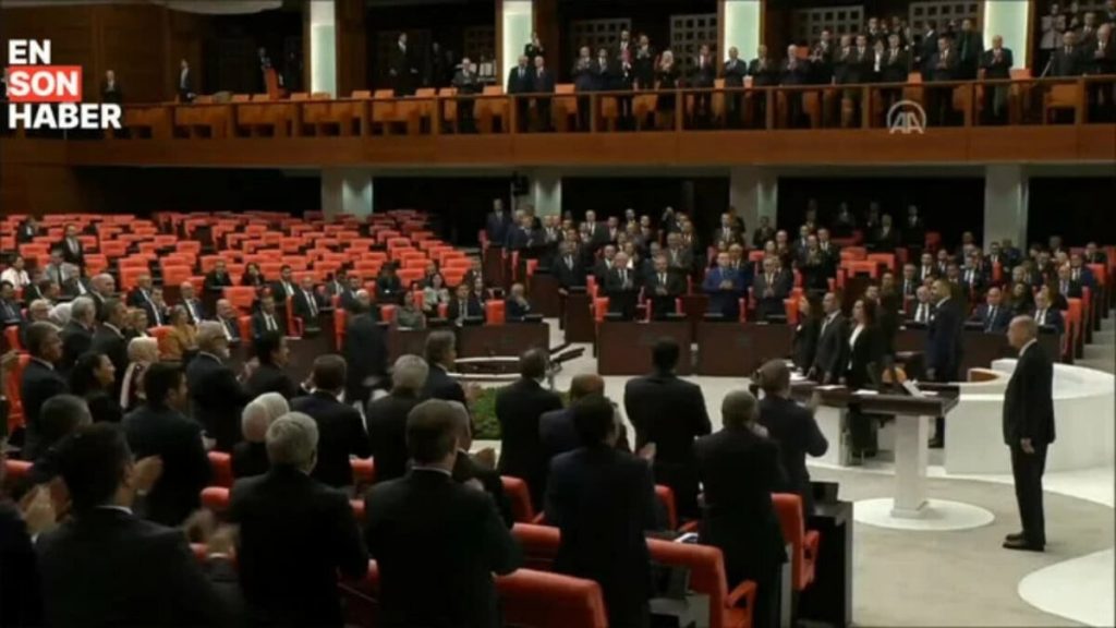 CHP’liler Erdoğan’ın yemin töreninde ayağa kalkmadı! AK Partili vekillerden tepki geldi