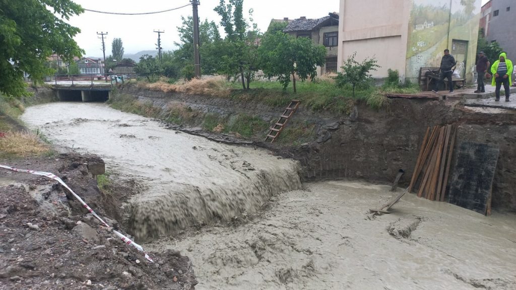 Çorum’da sel suları köprü kalıbını sökerek Kızılırmak’a sürükledi