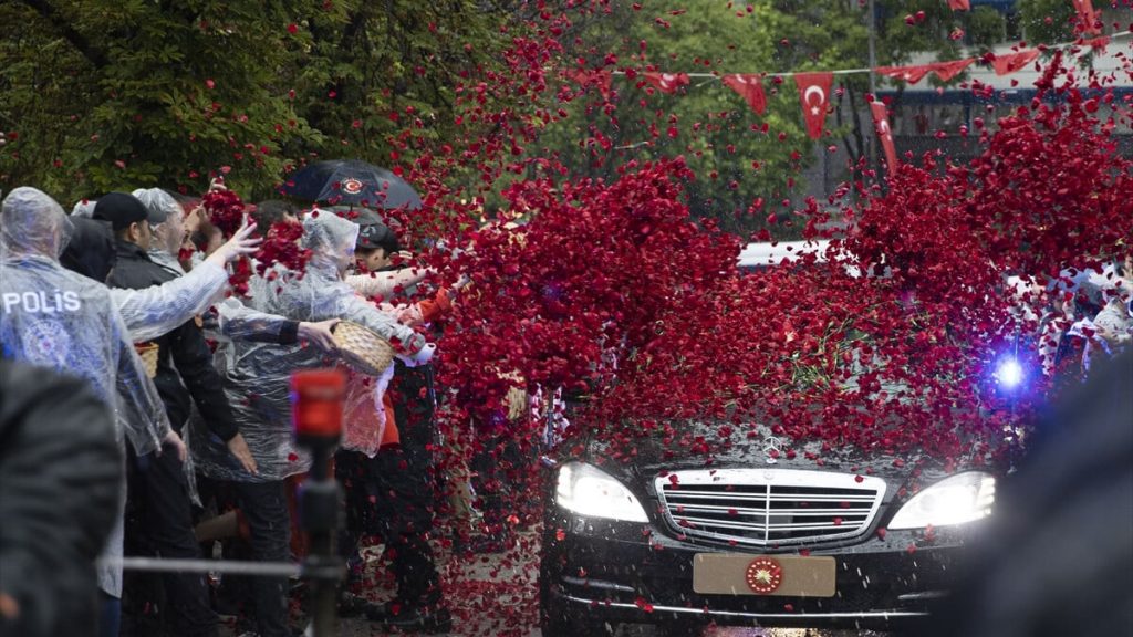 Cumhurbaşkanı Erdoğan Meclis’e giderken çiçeklerle karşılandı