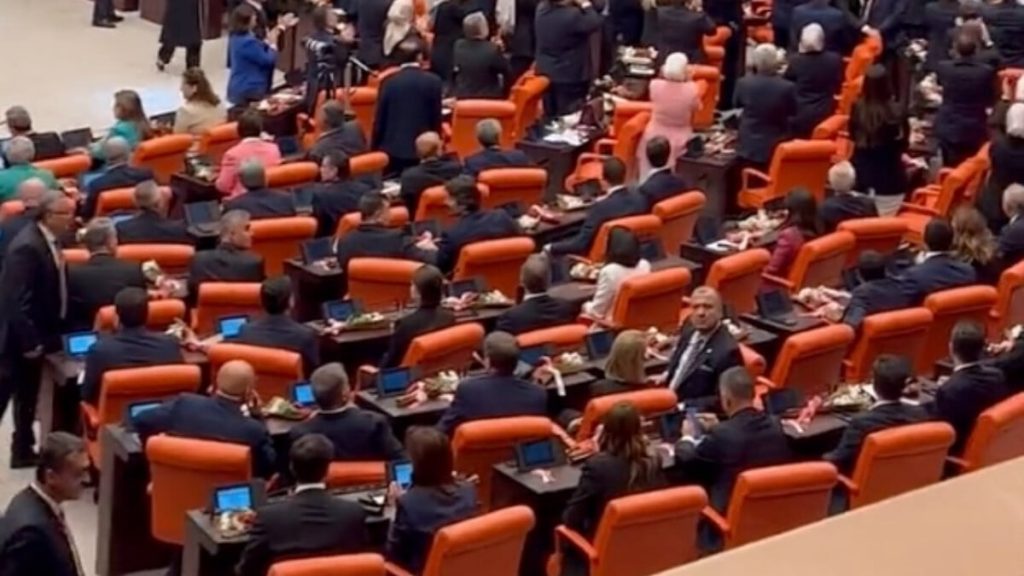 Cumhurbaşkanı Erdoğan’ın Meclis Genel Kurulu’na gelişi sırasında muhalefet ayağa kalkmadı