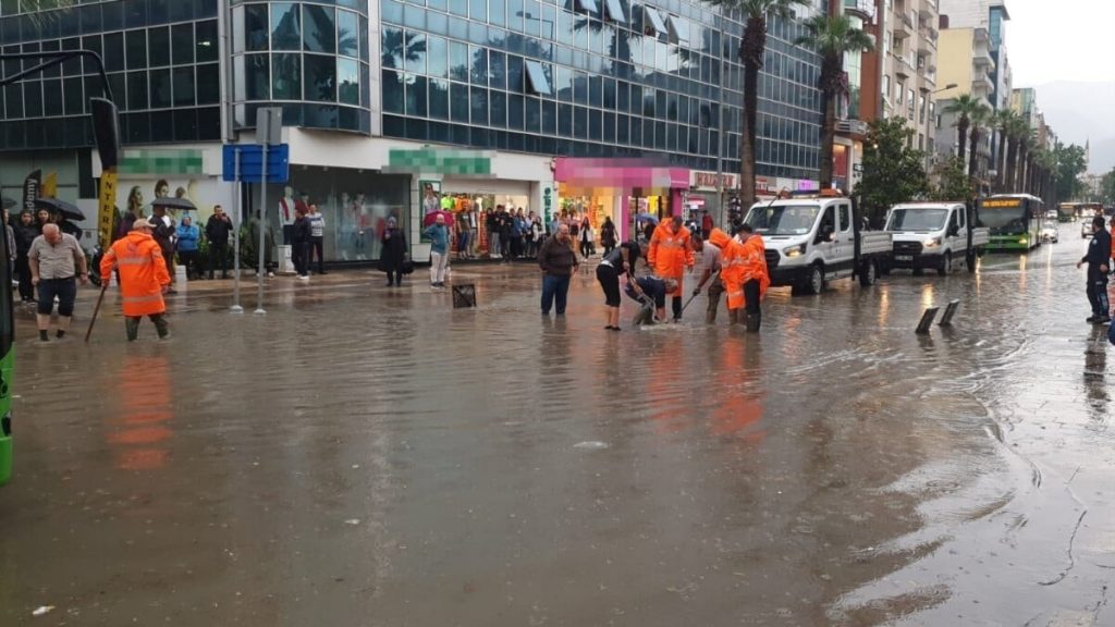 Denizli’deki sağanak yağış hayatı felç etti