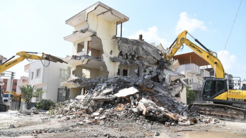 Deprem bölgesi olan Osmaniye’de moloz yığınları kaldırılıyor