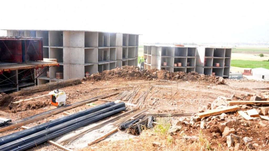 Deprem bölgesinde afet konutlarının yapımı hız kesmeden sürüyor