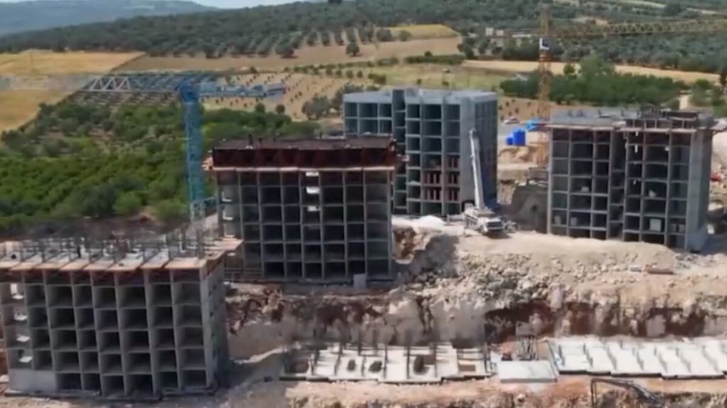 Depremden etkilenen 11 ilde afet konutları yükseliyor