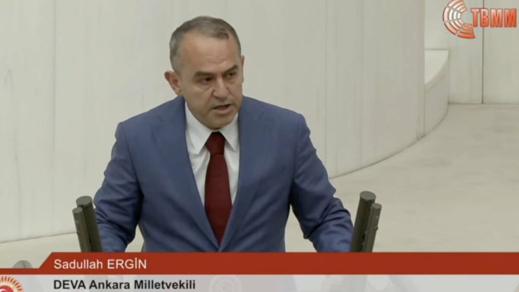 DEVA Partili Sadullah Ergin, Meclis’te yemin etti