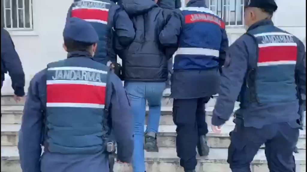 Edirne sınırında Yunanistan’a yasa dışı yollarla geçmeye çalışan 17 kişi yakalandı