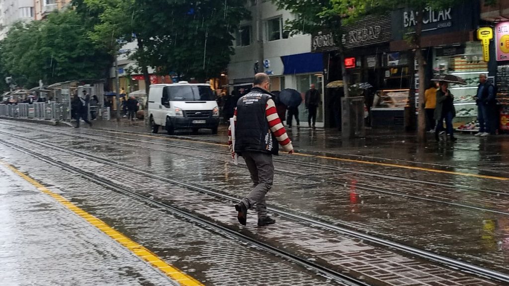 Eskişehir’de sağanak: Sokakları su bastı