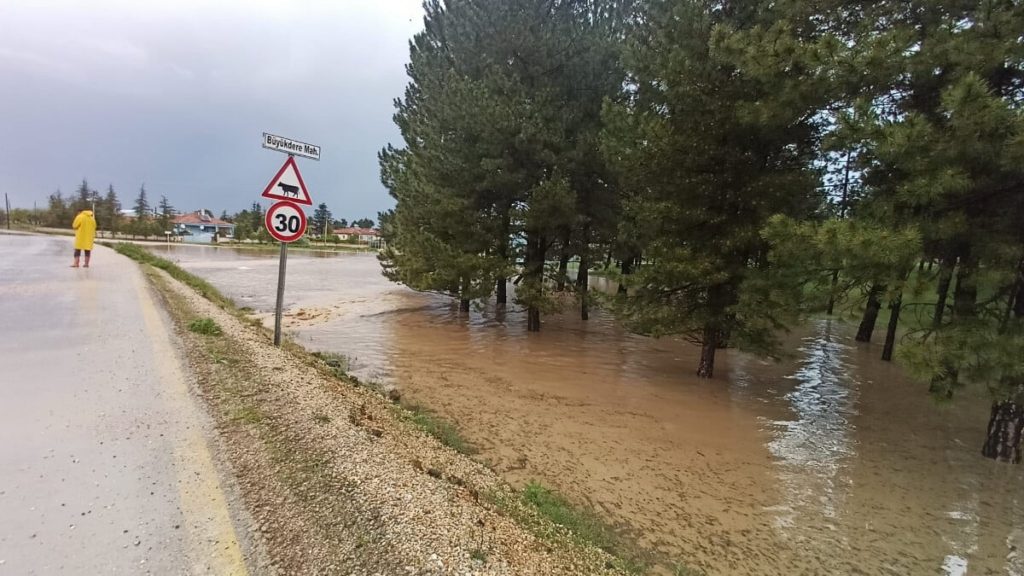 Eskişehir’de sağanak yağış sele sebep oldu