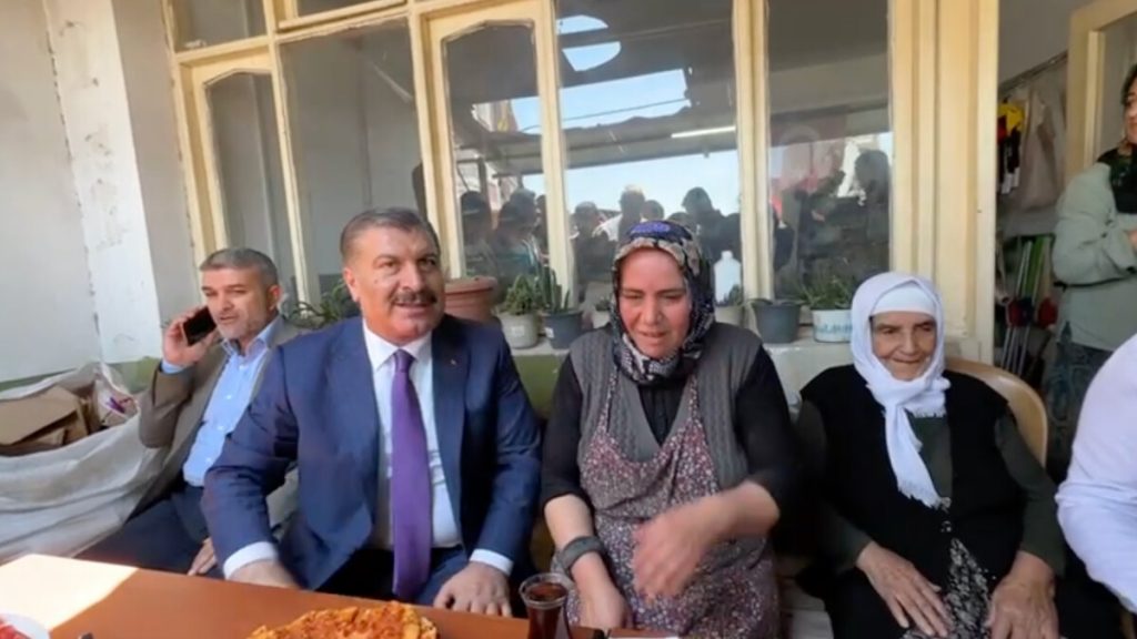 Fahrettin Koca, Hatay’da depremzedenin davetini geri çevirmedi