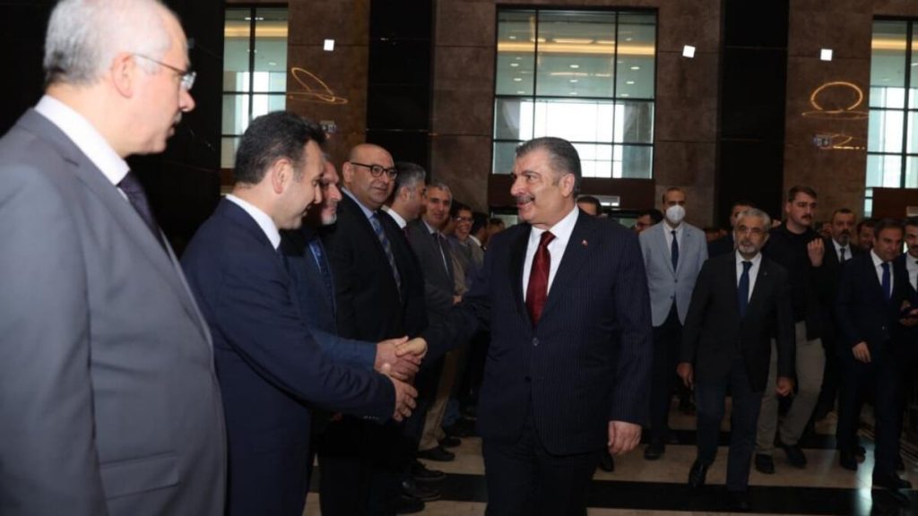 Fahrettin Koca’ya bakanlık girişinde alkışlı karşılama